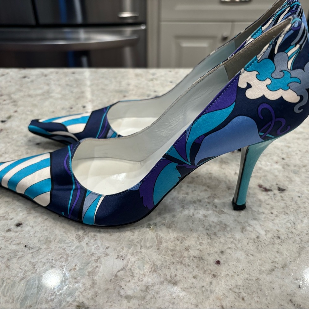 Excellent condition, fabric/satin-like pumps